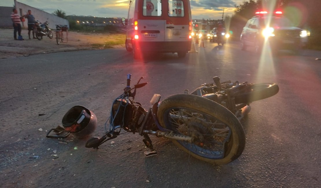 Condutor de motocicleta colide na lateral de veículo de passeio e fica ferido, em Arapiraca
