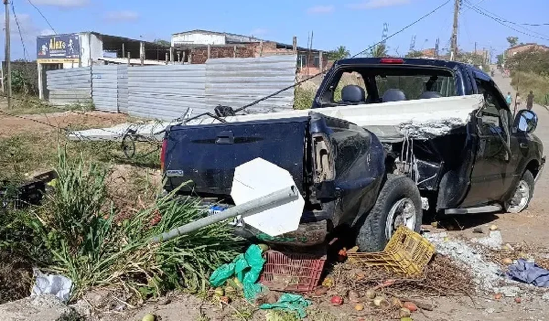 Dono de mercadinho e funcionário são arremessados para fora de caminhonete após veículo colidir contra poste, em Palmeira