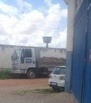 Vídeo. Populares flagram caminhão de empresa jogando lixo em local irregular, em Arapiraca