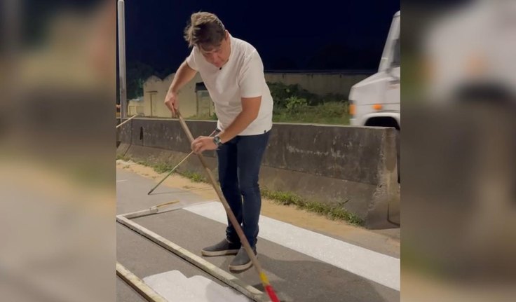 Vereador Vavazinho pinta faixas de pedestres após DER alegar falta de recursos