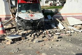 Ambulância perde o controle e derruba muro do SAMU em Santana do Ipanema