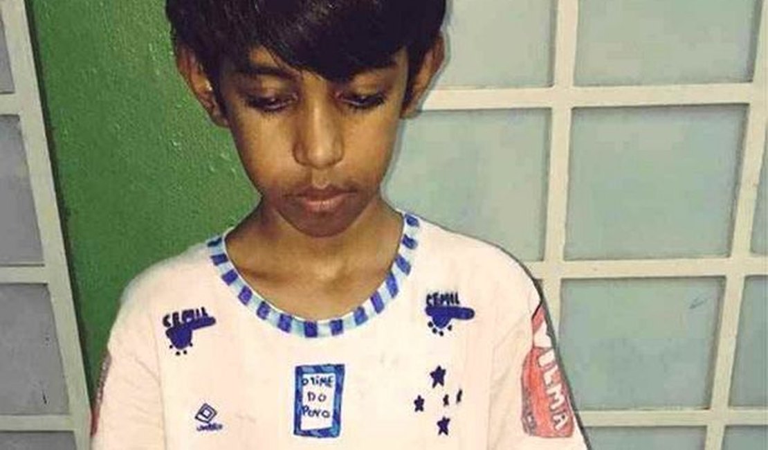 Menino desenha camisa do Cruzeiro à mão, comove clube e ganha uma oficial