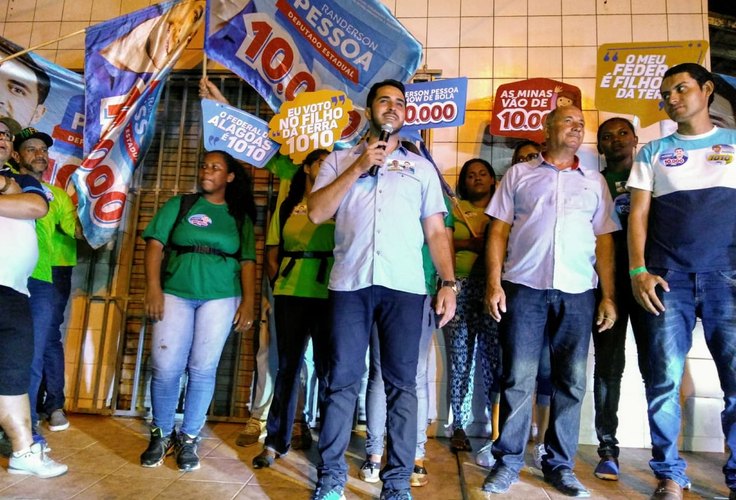 Randerson Pessoa faz campanha no bairro Canafístula, em Arapiraca