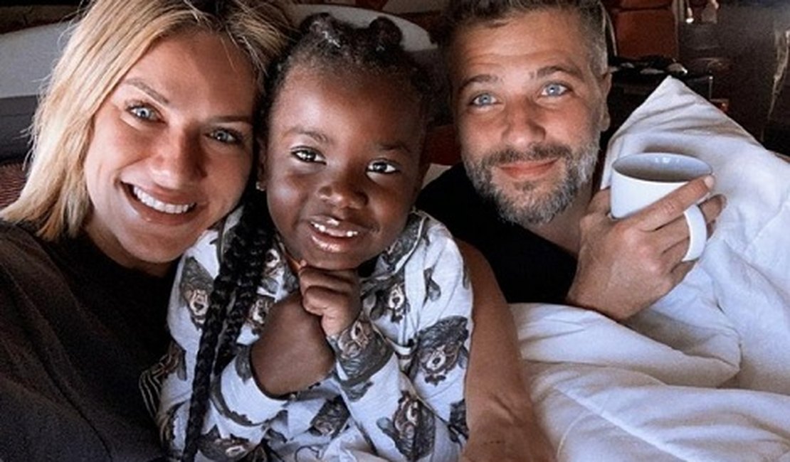 Gagliasso e Ewbank adotam mais uma criança e montam esquema para driblar curiosos na volta ao Brasil