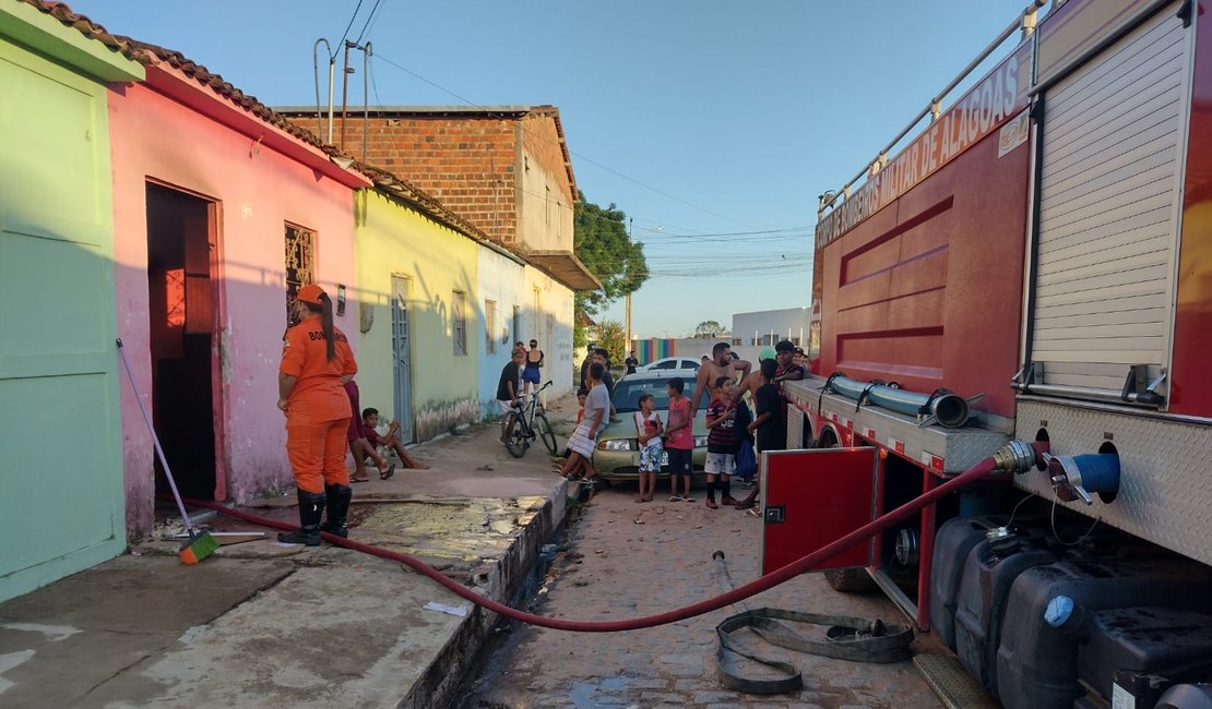 Residência pega fogo e chamas destroem móveis em Arapiraca