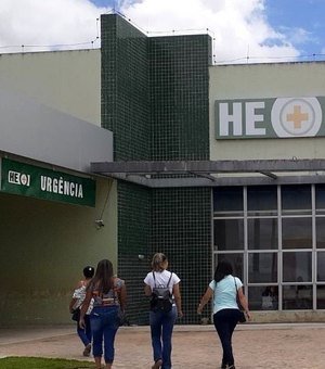 HEA busca familiares de idoso internado após colisão entre carro e caminhão em Arapiraca