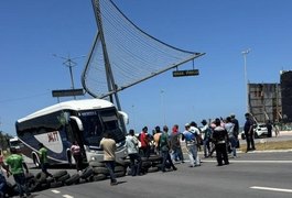 Taxistas bloqueiam trecho da Avenida Assis Chateaubriand em protesto contra fiscalizações em Marechal Deodoro