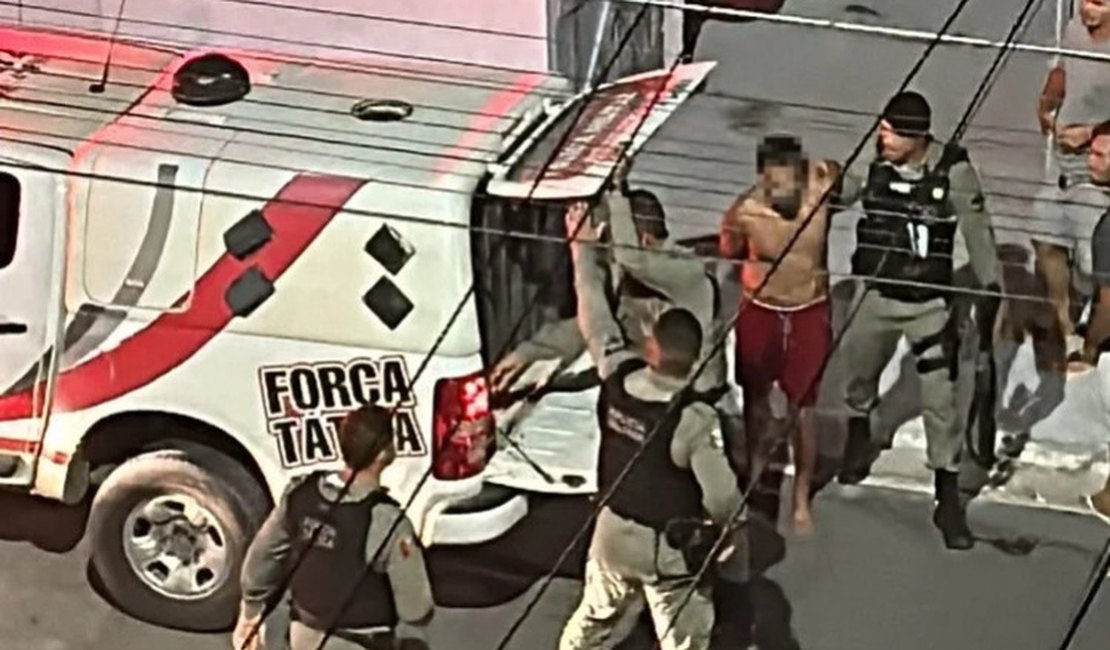 Armado com facas, homem ameaça a própria esposa e criança em Marechal Deodoro