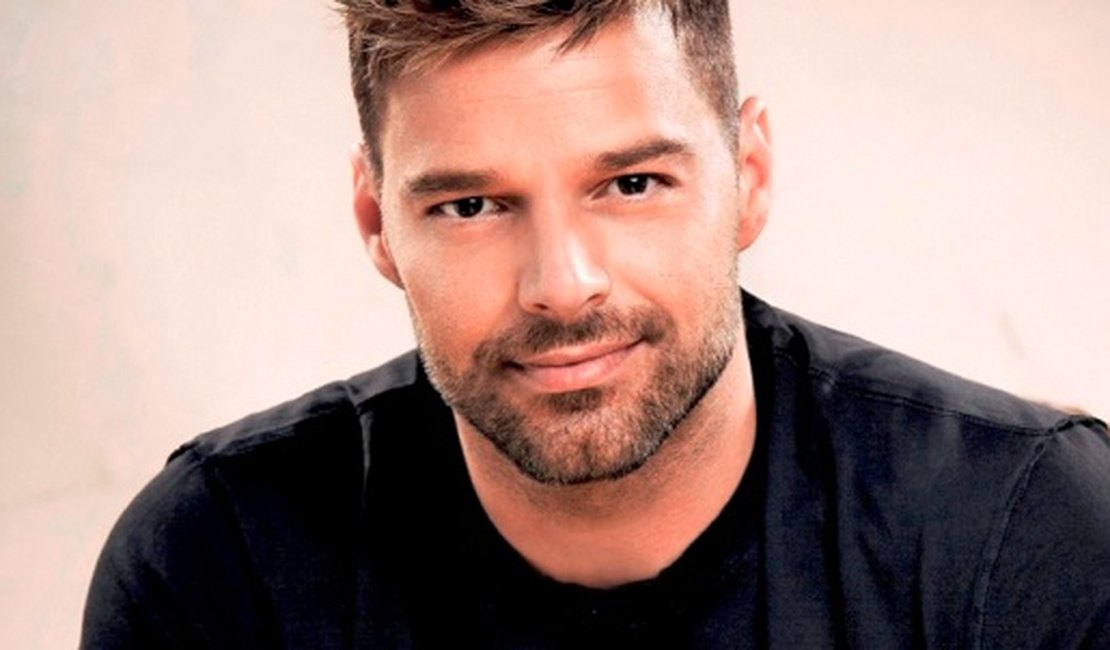 “Assim você me mata”: Ricky Martin causa na web ao postar foto sem camisa