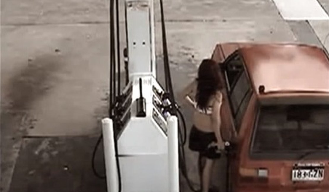 Mulher tenta roubar gasolina e acada se dando mal