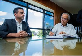 Enquanto Paulo Dantas debate educação em Oxford, Dr. Wanderley garante que nada vai parar em Alagoas