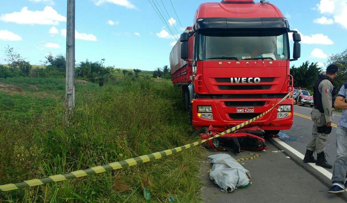 Acidente entre moto e carreta deixa um morto e outro gravemente ferido, em São Sebastião