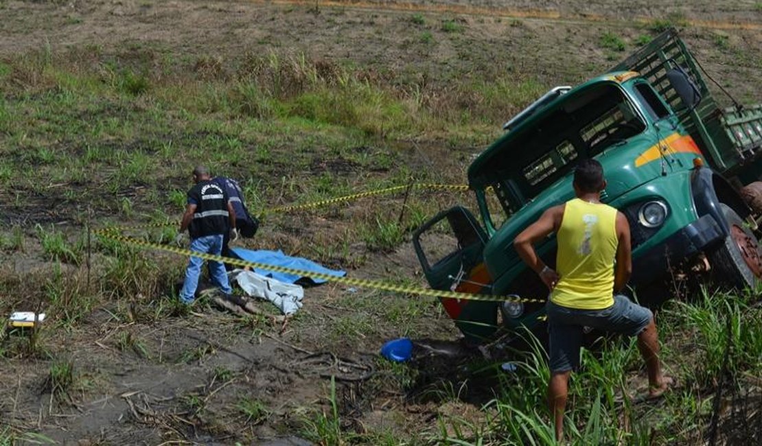 Mãe e filho morrem em acidente com caminhão na rodovia AL-480