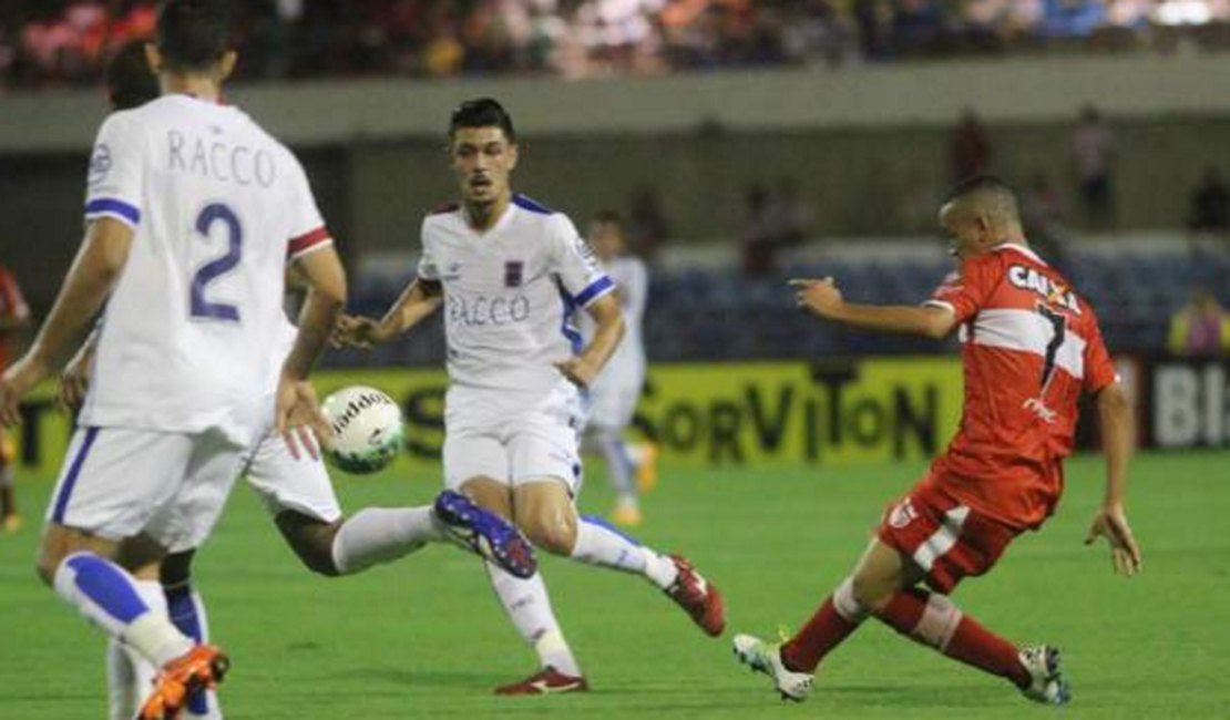 CRB e Paraná empatam em 1 a 1 no Estádio Rei Pelé, em Maceió