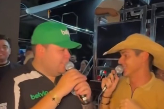 Cantor arapiraquense Willy Vaqueiro canta ao lado de Wesley Safadão e Rey Vaqueiro em prévia de vaquejada no Ceará