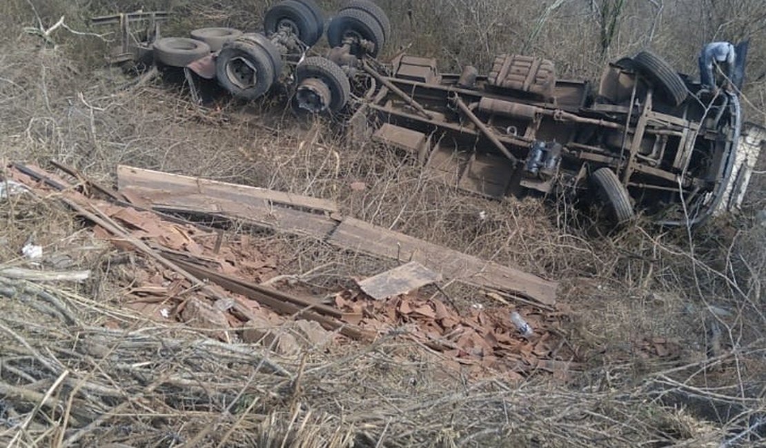 Motorista fica ferido após capotar caminhão carregado de telhas em ribanceira no Agreste alagoano