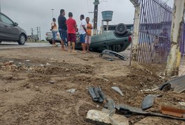 Condutor desvia de motocicleta após 'fechada' e acaba capotando em Arapiraca