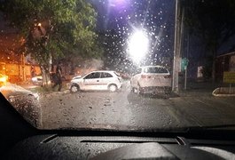 Colisão entre dois veículos é registrada na Avenida Ceci Cunha, em Arapiraca