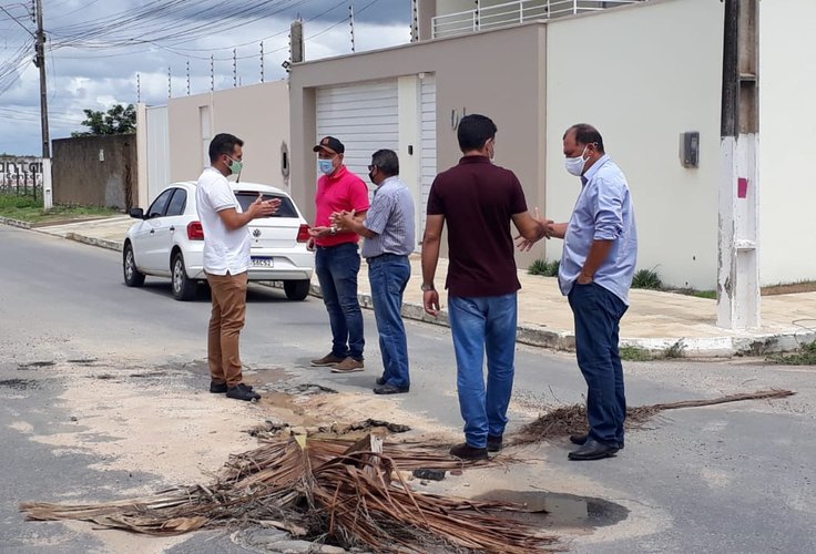 Vereador Fabiano Leão aciona Infraestrutura para tapar buraco no Itapoã