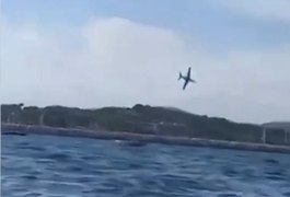 Avião cai no mar durante show aéreo e piloto está desaparecido