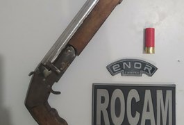 Dupla é flagrada com espingarda de fabricação artesanal no bairro Cacimbas