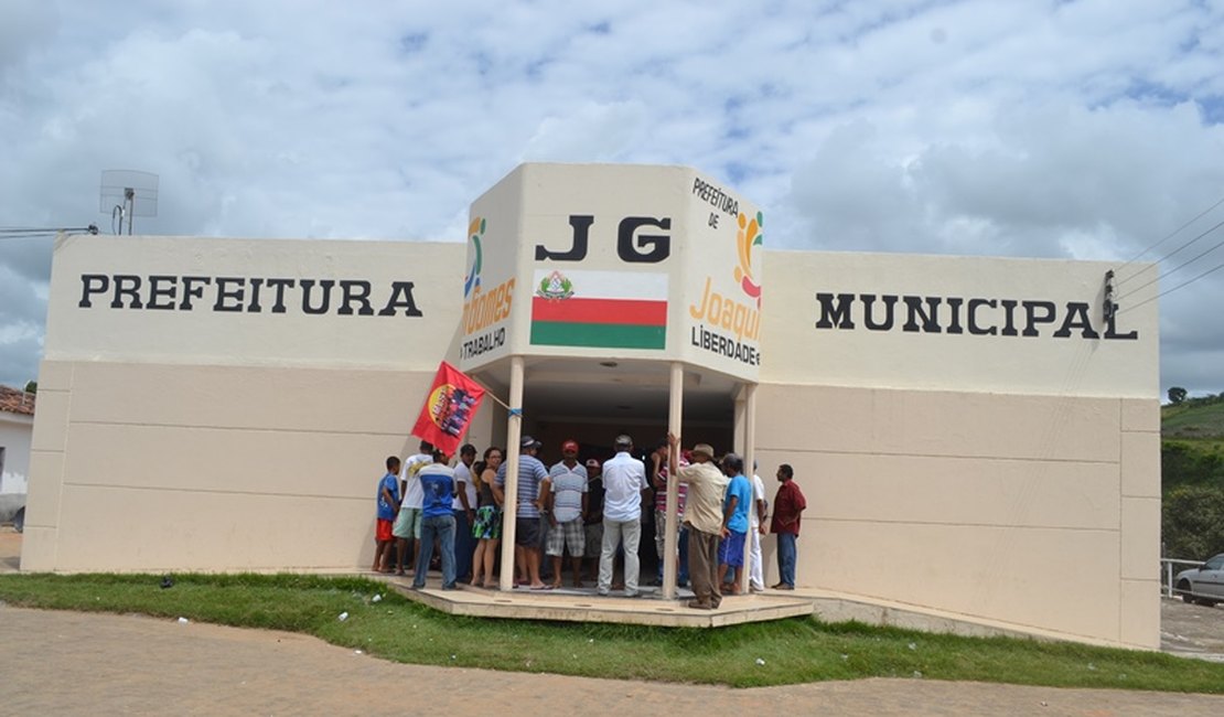 Prefeita de Joaquim Gomes exonera todos os servidores comissionados