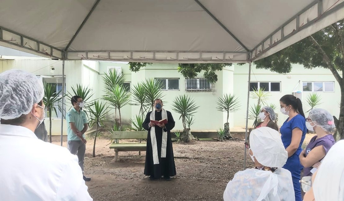 Padre leva bênçãos a pacientes e profissionais de saúde no HE do Agreste