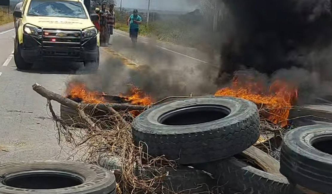 Manifestantes protestam contra a falta de água e fecham rodovia no interior alagoano