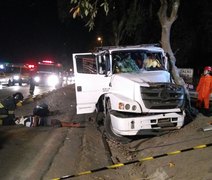 Motorista fica gravemente ferido após caminhão bater contra árvore na BR-104