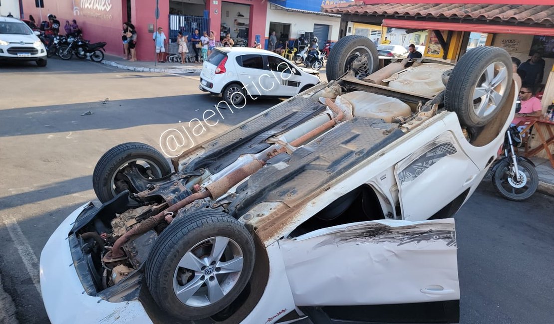 VÍDEO. Motorista avança carro em sinalização e colide em outro veículo no bairro Brasília, em Arapiraca