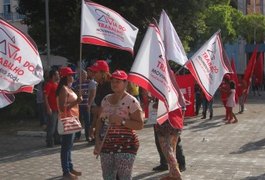 Servidores estaduais protestam em frente à Assembleia Legislativa contra projeto
