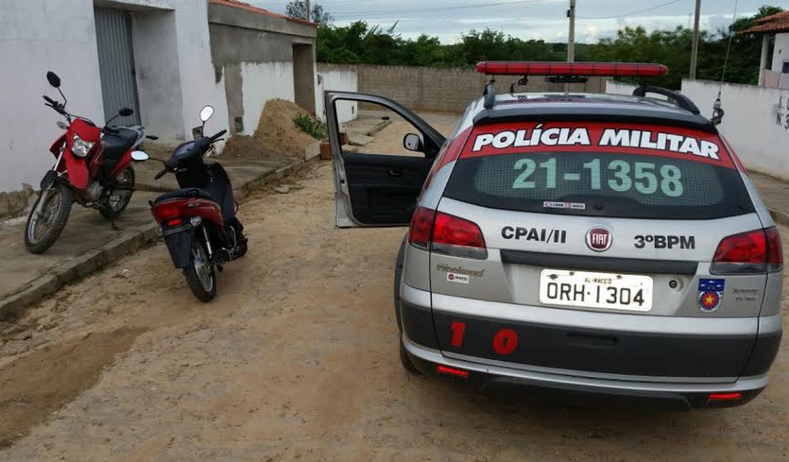 PM prende dois jovens e recupera duas motos roubadas em Arapiraca
