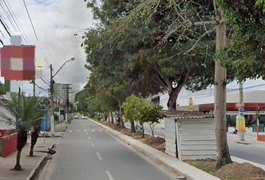 Homem esfrega celular no rosto da esposa e tenta dar soco nela em pizzaria de Arapiraca