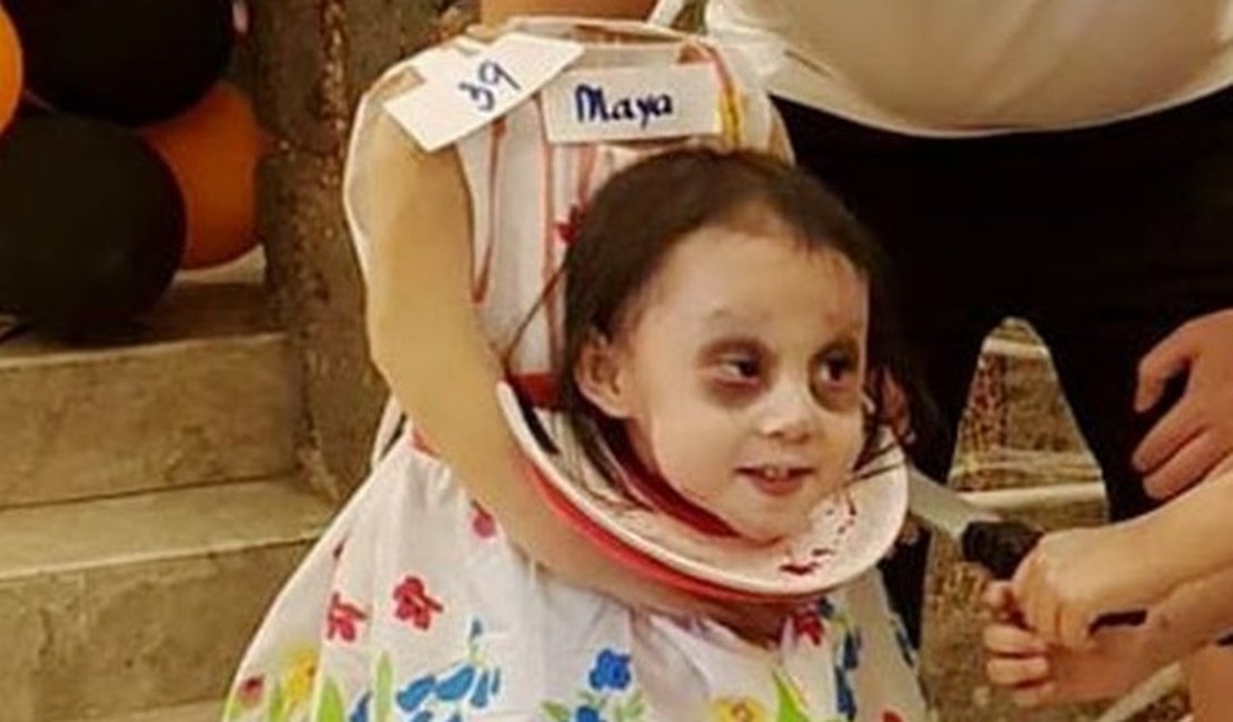 Menina de 2 anos faz sucesso com fantasia de decapitada no Halloween