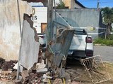 Colisão entre carros termina com veículo atingindo muro de residência em Arapiraca