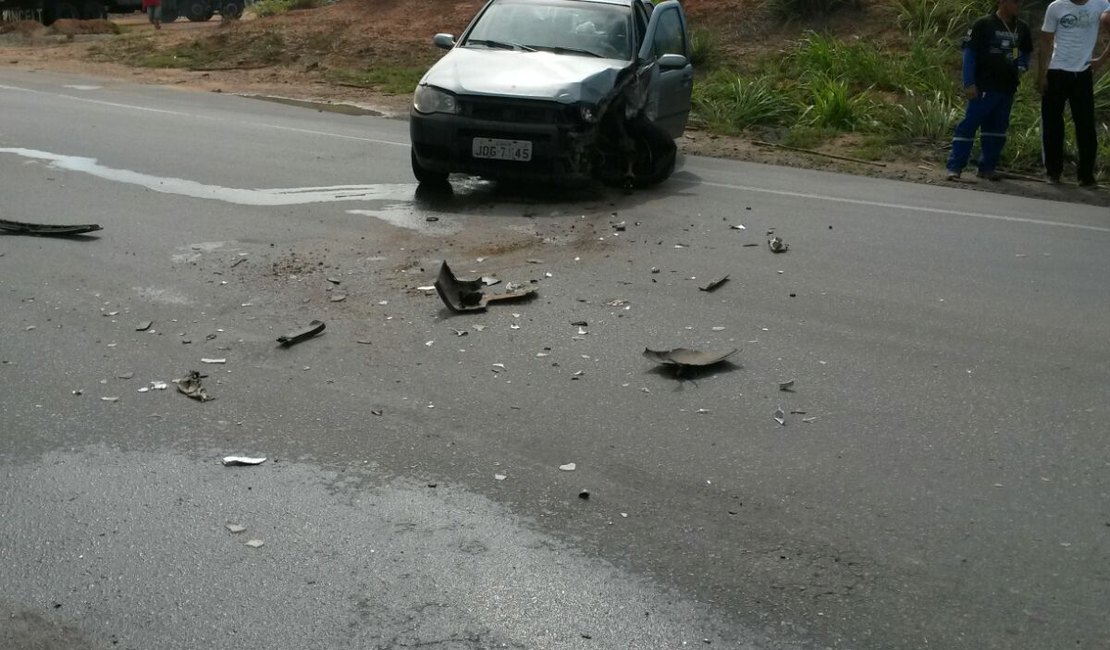 Colisão envolvendo carro e caminhão deixa trânsito lento na BR-101