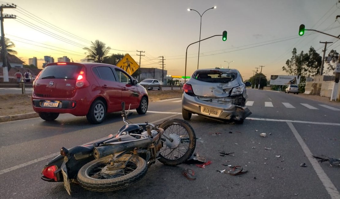 Vídeo. Colisão entre carro e moto deixa homem ferido na AL 220, em Arapiraca