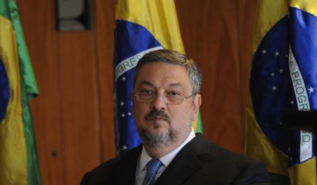 BC bloqueia R$ 814 mil de contas de Palocci e R$ 30 milhões de empresa dele