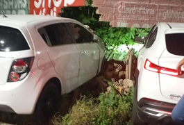 Carros derrubam parte de muro após colidirem e mulher fica ferida em Arapiraca