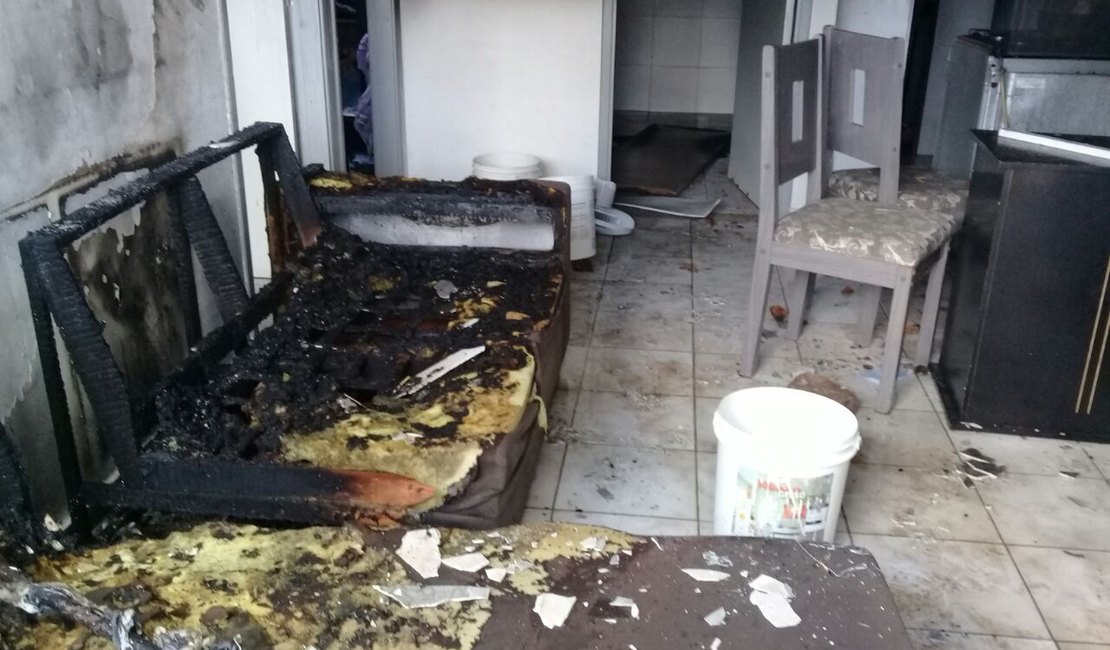 Incêndio em residência deixa cinco pessoas feridas