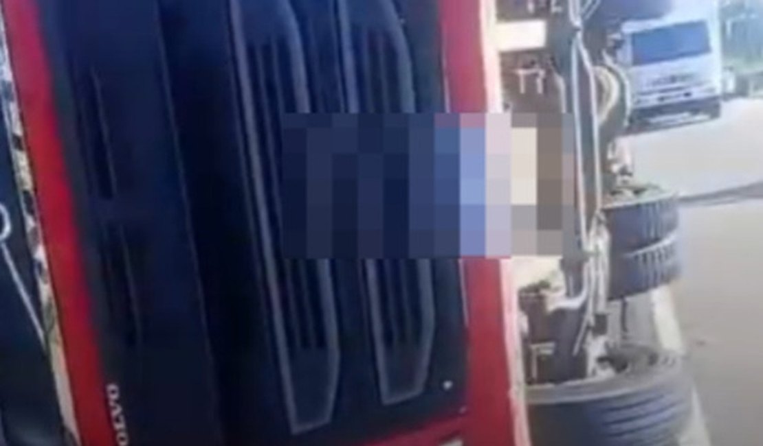 Caminhão de transporte de animais tomba em Olho d’Água Grande