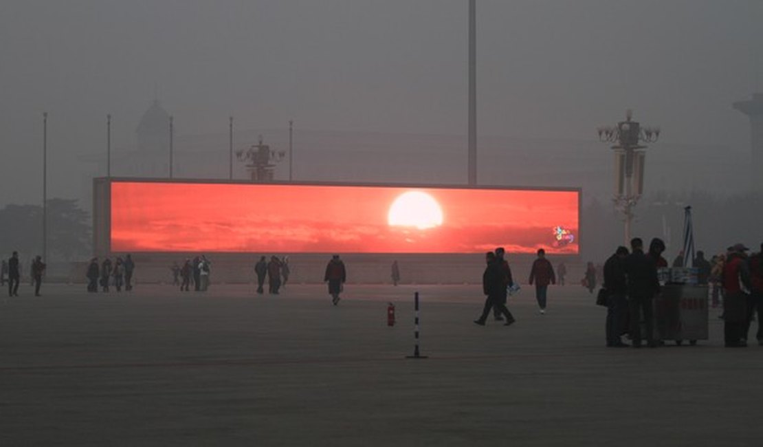 Tomada por poluição, China transmite nascer do sol por telas de LED