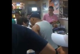 Vídeo. Homem agride jovem na fila da Mc Donald's e causa revolta nas redes