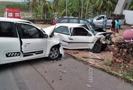 Colisão frontal deixa uma pessoa ferida na AL-101 Sul, no Mirante do Gunga