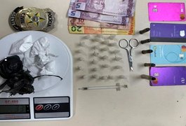 Ao ver a polícia, suspeito corre e abandona esposa, segurando bebê, com bolsa contendo droga e munição de fuzil