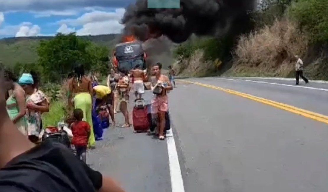Vídeo. Ônibus com passageiros de Arapiraca pega fogo em Minas Gerais