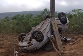 Motorista perde controle de carro em curva e bate em poste, no Agreste alagoano