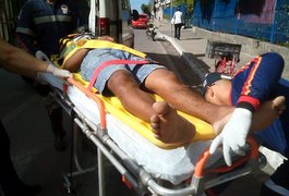 Homem embriagado ameaça pedestre com facão e cai de bicicleta em frente à UNEAL