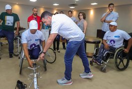 Paratletas recebem cadeiras de rodas de alta performance do Governo de Alagoas