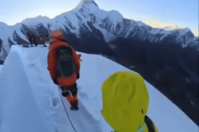 Montanhista morre após cair de 200 metros ao tentar tirar selfie em montanha na China
